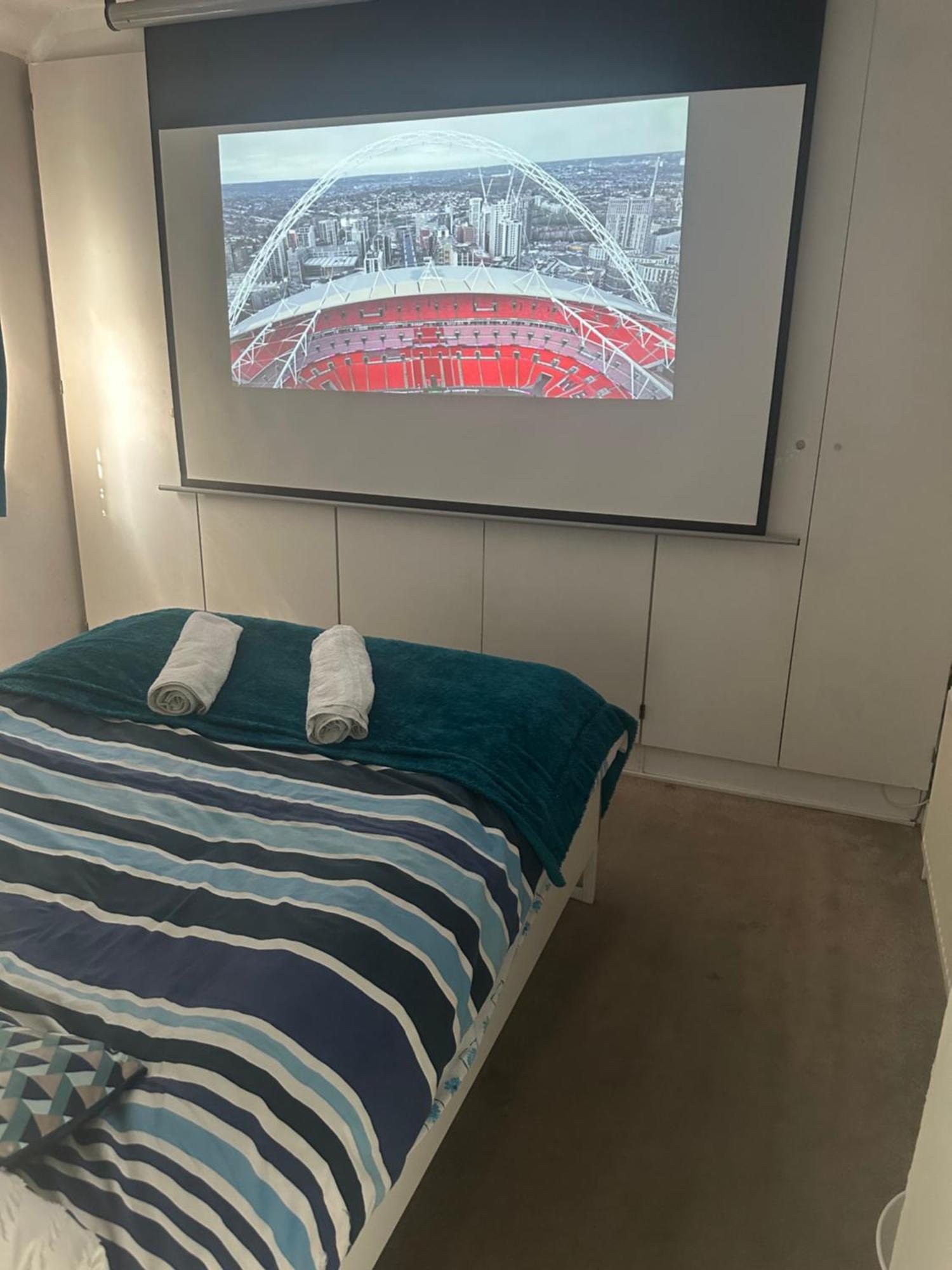 Private Cinema Minutes From Wembley Stadium Habitación en casa particular Londres